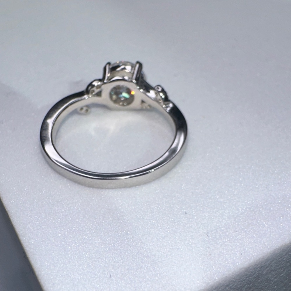 Dazzling Silver Ring with Clear Gemstones Moissanite 1 CT size 5 - Picture 4 of 7